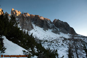 Passaggio sotto alle vette